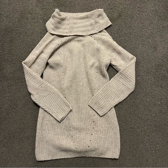 Neiman Marcus Cashmere Foldover Longer Length Sweater - Picture 4 of 4